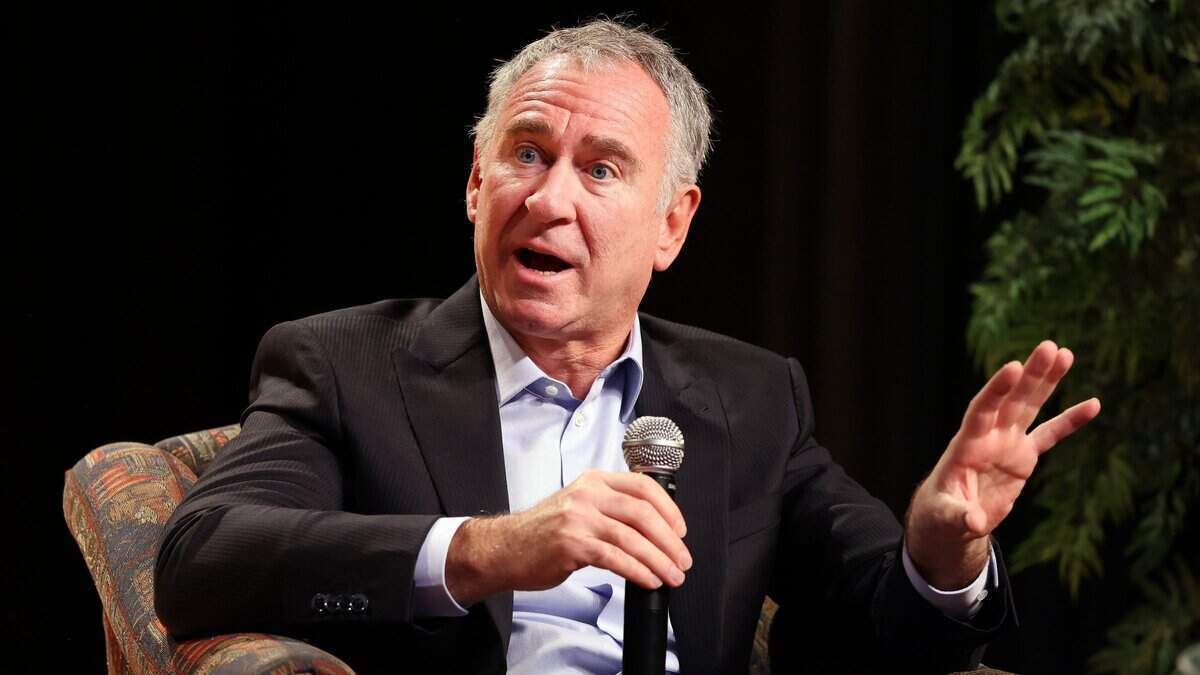 El multimillonario Ken Griffin se dirige a estudiantes durante una asamblea celebrada en el instituto Booker T. Washington el martes 24 de febrero de 2026, en Miami, Florida.
