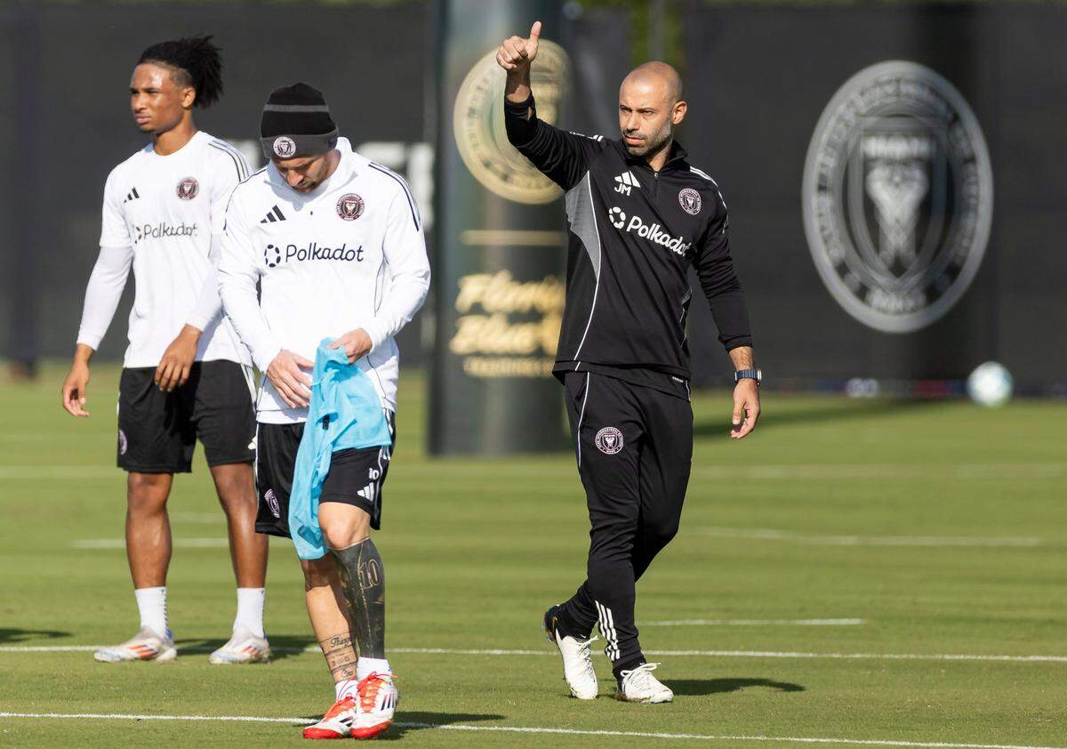El nuevo entrenador del Inter Miami Javier Mascherano supervisa durante la primera práctica del equipo en la pretemporada, celebrada el 13 de enero de 2025 en Fort Lauderdale, Florida.