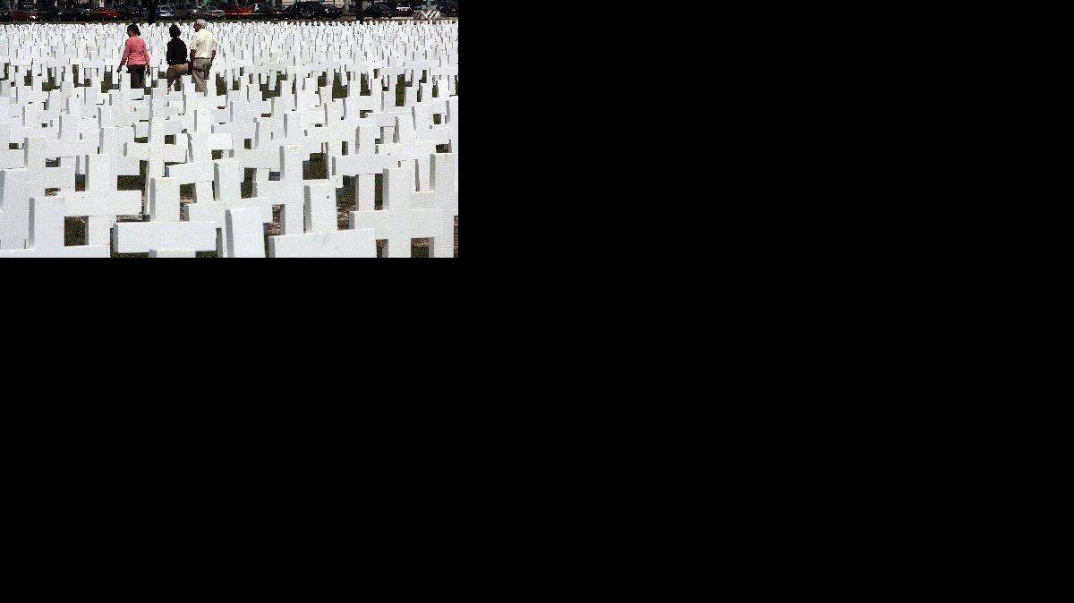 Familiares de víctimas buscan los nombres de sus seres queridos en el homenaje a las víctimas del régimen de Fidel Castro.