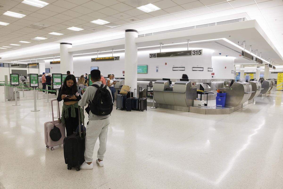 Foto de archivo de viajeros registrándose para un vuelo de Viva Aerobus en el Aeropuerto Internacional de Miami.