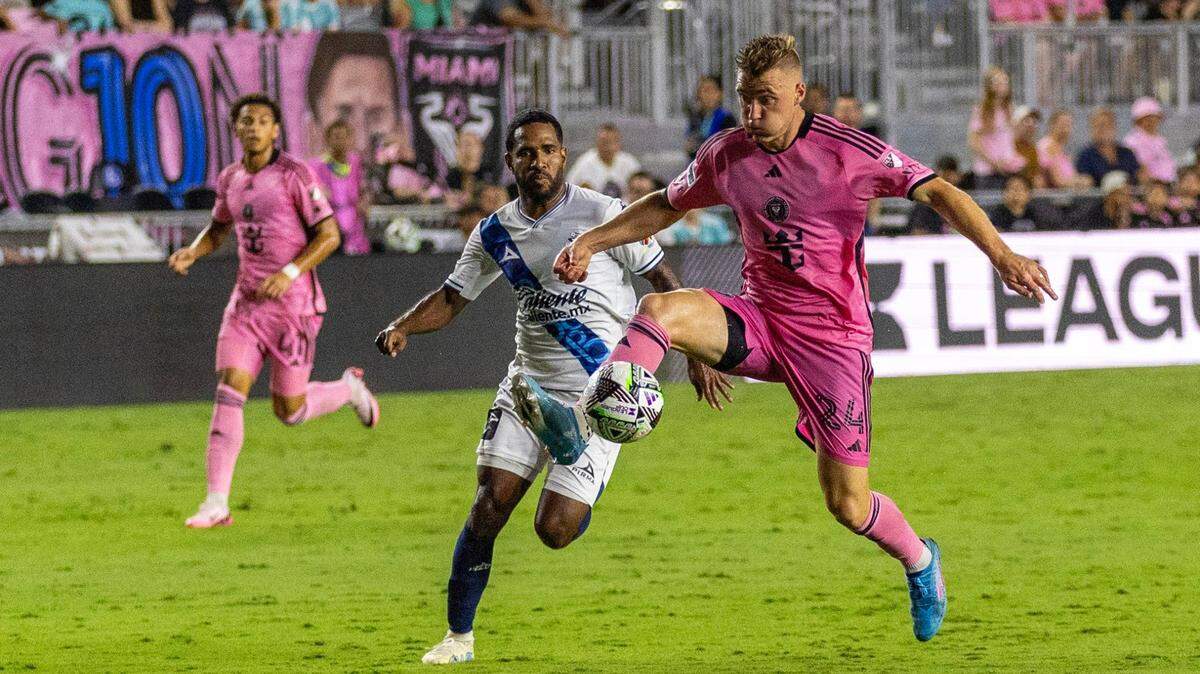 El jugador del Inter Miami Julian Gressel (der.) conduce el balón en el partido ante Puebla en la Leagues Cup, celebrado el 27 de julio de 2024 en Fort Lauderdale, Florida.