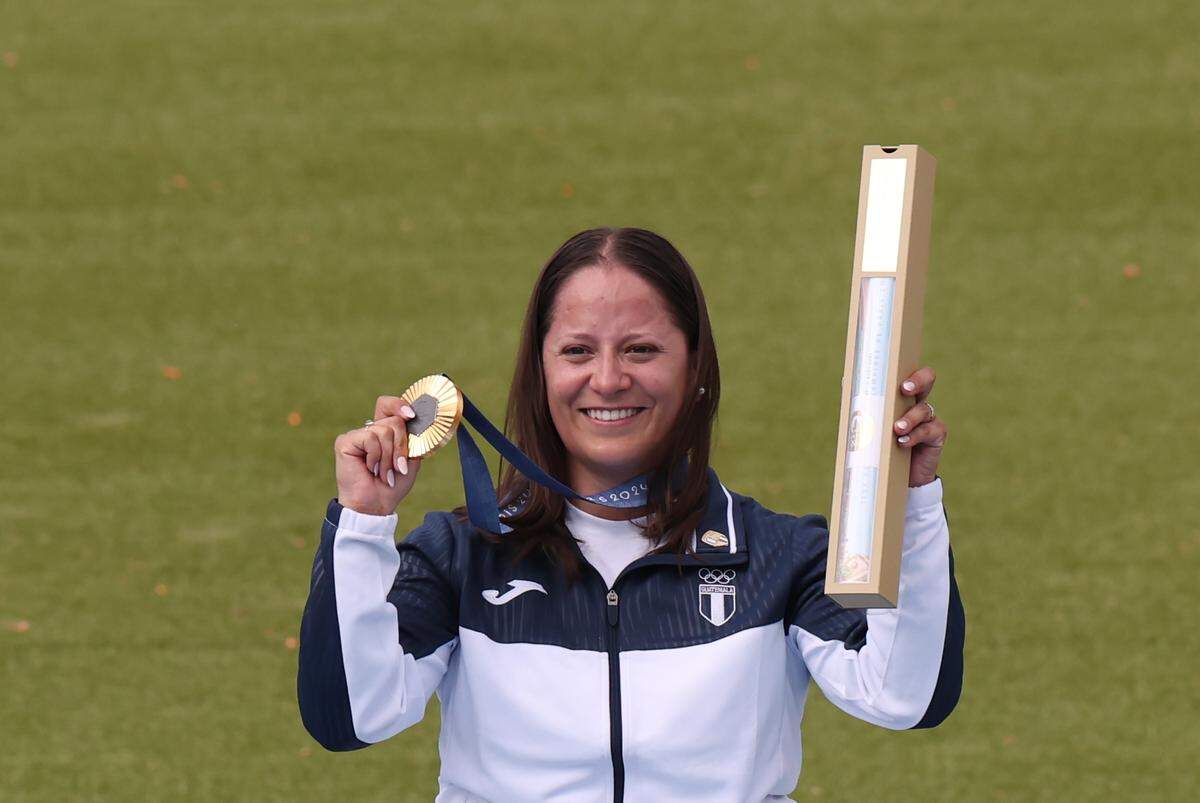 Adriana Ruano Oliva de Guatemala celebra la medalla de oro ganada en tiro en foso olímpico (trap), lo que representó la primera presea dorada de la historia de su país, el 31 de julio de 2024, Chateauroux, Francia.