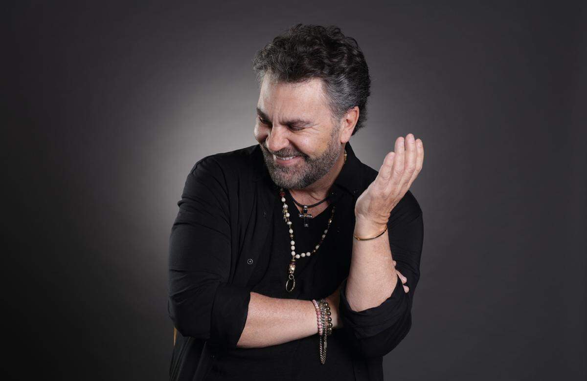 El cantante Mijares figura entre los participantes de la serie en línea ‘Mi Casa, Tu Casa’.