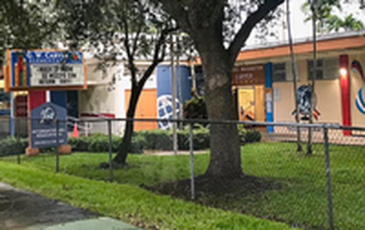 La entrada principal de la escuela primaria G.W. Carver en Grand Avenue está a unos 300 pies de donde se construiría una gasolinera y tienda Wawa. LINDA ROBERTSON