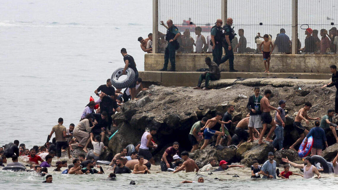 ¿Marruecos abrió las puertas? Las claves de la llegada masiva de 60,000 migrantes a Ceuta