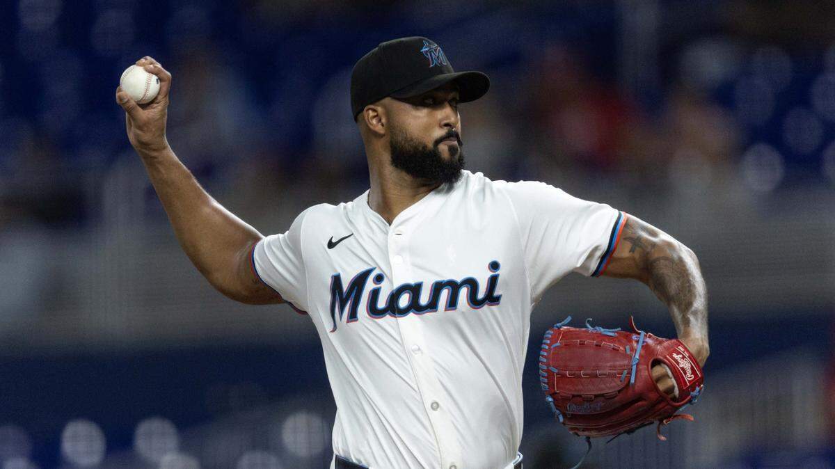 El abridor de los Marlins Sandy Alcántara lanza en el segundo inning del partido ante los Cardenales de San Luis, celebrado el 20 de agosto de 2025 en Miami.