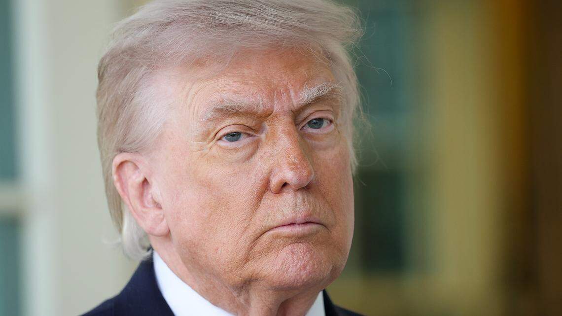 El presidente de Estados Unidos, Donald Trump, habla con la prensa durante un evento celebrado a las afueras del Despacho Oval de la Casa Blanca, el 13 de abril de 2026 en Washington, D.C.