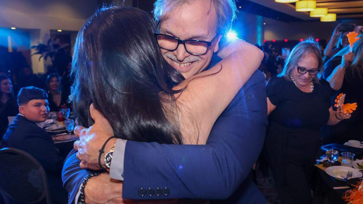 Roberto Rabelo, profesor de estudios sociales y educación cívica en la escuela secundaria South Miami Middle School, abraza a su hija Gabrielle tras ser nombrado Profesor del Año Francisco R. Walker 2027 en el hotel DoubleTree by Hilton Miami Airport & Convention Center y recibir un nuevo Toyota Corolla, un premio en efectivo y una cesta de regalos este miércoles.