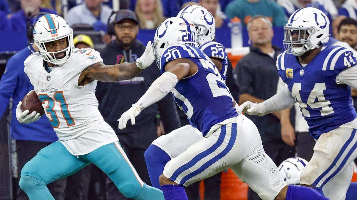 El running back de los Dolphins de Miami Raheem Mostert (31) trata de avanzar ante la marca de la defensa de los Colts, en el partido de la NFL celebrado el 20 de octubre de 2024 en Indianápolis, Indiana.