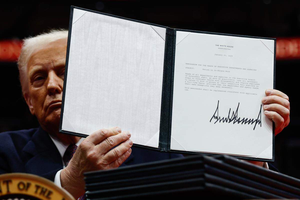 El presidente Donald Trump muestra una orden ejecutiva firmada el lunes 20 de enero de 2025, en el Capital One Arena de Washington, D.C.