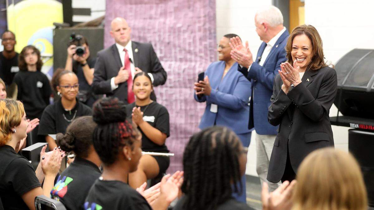 La vicepresidenta y candidata presidencial demócrata Kamala Harris conversa con estudiantes de la Secundaria Condado Liberty en Hinesville, Georgia, el miércoles 28 de agosto de 2024.