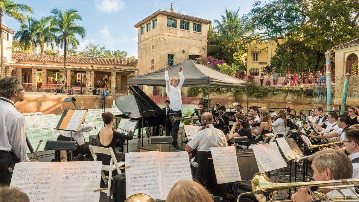 La Orquesta Sinfónica de Miami, bajo la dirección del compositor Eduardo Marturet, se presentó en el Venetian Pool durante el 90 aniversario de la ciudad de Coral Gables en 2016.