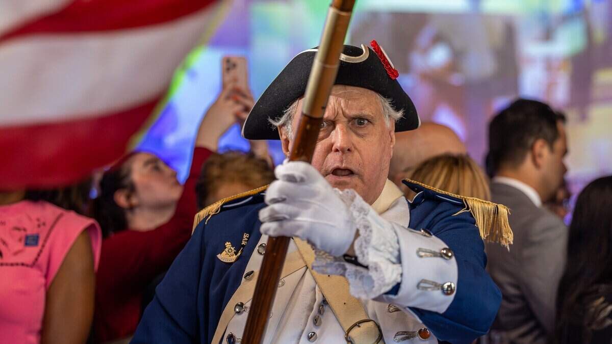 David Mitchell, comandante de la Guardia de Honor del capítulo de Miami de los Hijos de la Revolución Americana, encabeza una procesión ceremonial durante una presentación para la prensa de la exposición “Documentos que forjaron una nación” en el Museo de Miami, en Miami, Florida, el miércoles 17 de junio de 2026.