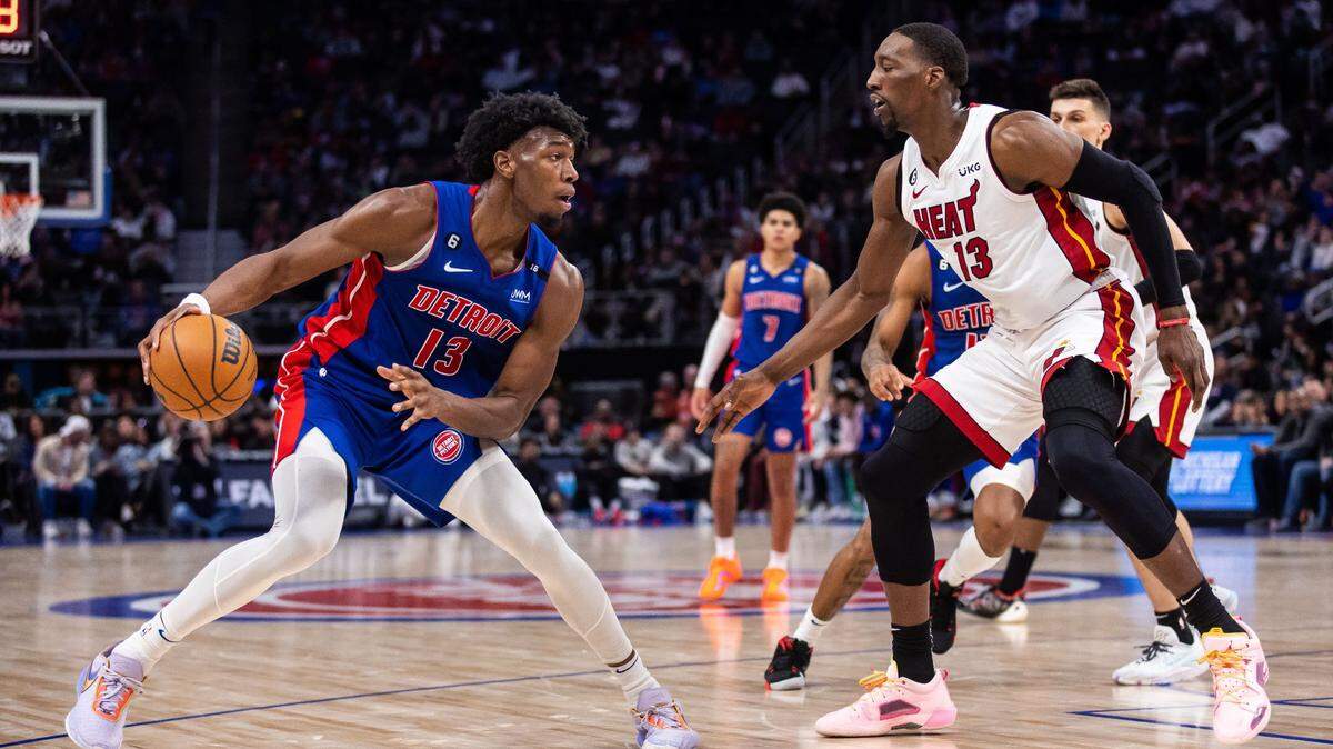 El jugador de los Pistons James Wiseman trata de pasar la marca de Bam Adebayo, del Heat de Miami, en el partido celebrado el 19 de marzo de 2023 en Detroit.