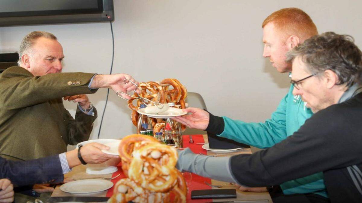 El presidente del Bayern de Munich, Karl-Heinz Rummenigge, cumplió su promesa de antes de Navidad de hacer un regalo al Ingolstadt después de su victoria sobre el RB Leipzig en la Bundesliga: este miércoles se presentó en las instalaciones de su vecino bávaro con un coche lleno de salchichas y otras especialidades de la región.