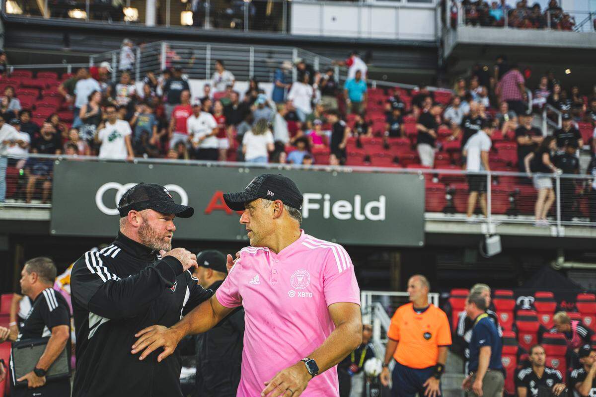 Los entrenadores del Inter Miami Phil Neville (der.) y DC United (Wayne Rooney) conversan en el partido celebrado el 18 de septiembre de 2022 en Washington.