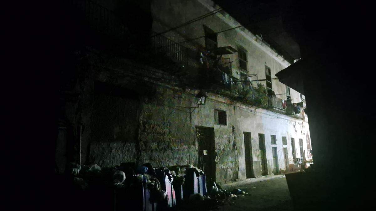 Foto de archivo del 20 de octubre de 2024 de un apagón en La Habana. La crisis eléctrica en la isla caribeña ha hecho que los apagones ocurran diariamente y sean anunciados por el gobierno, pero el fallo del lunes 4 de agosto de 2025 en la capital cubana fue inesperado.