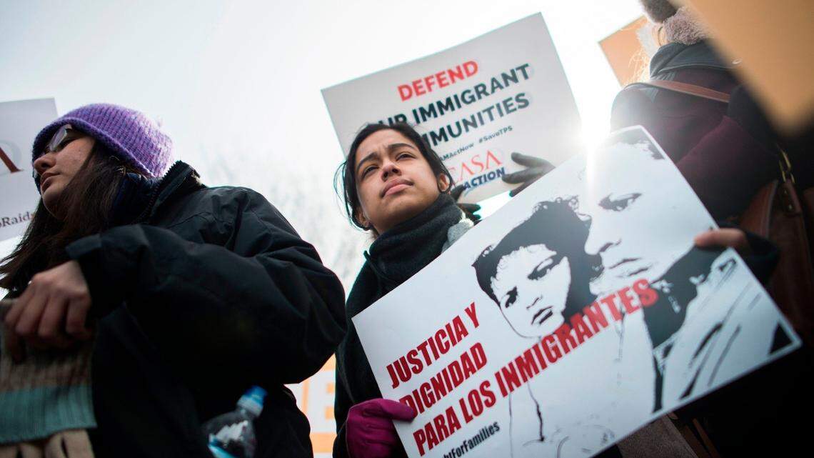 Inmigrantes y activistas protestan cerca de la Casa Blanca para exigir que extiendan el Estatus de Protección Temporal (TPS). Foto de archivo.