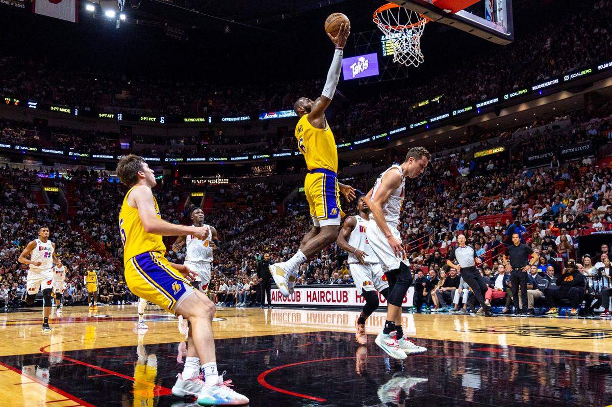 El astro de los Lakers de Los Angeles LeBron James (6) entra al aro en el partido contra Heat, celebrado el 28 de diciembre de 2022 en Miami.