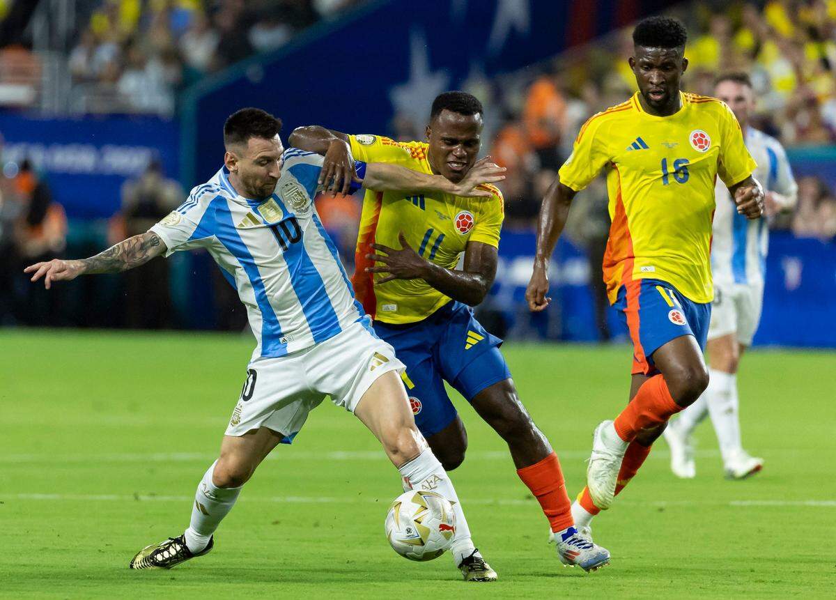 El delantero de Argentina Lionel Messi (izq.) disputa la pelota con Jhon Arias, de Colombia, en el partido final de la Copa América celebrado el 14 de julio de 2024 en Miami Gardens, Florida.