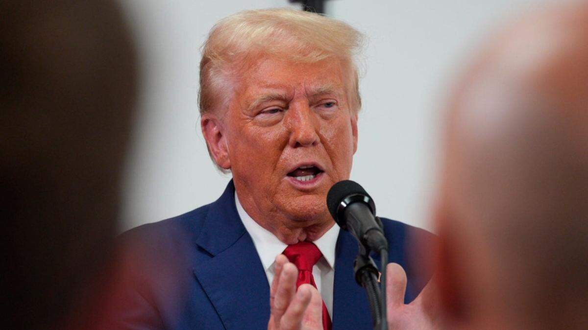 El expresidente y candidato presidencial republicano Donald Trump asiste a la inauguración de una oficina de campana en la ciudad de Roseville, Michigan, el lunes 26 de agosto de 2024.