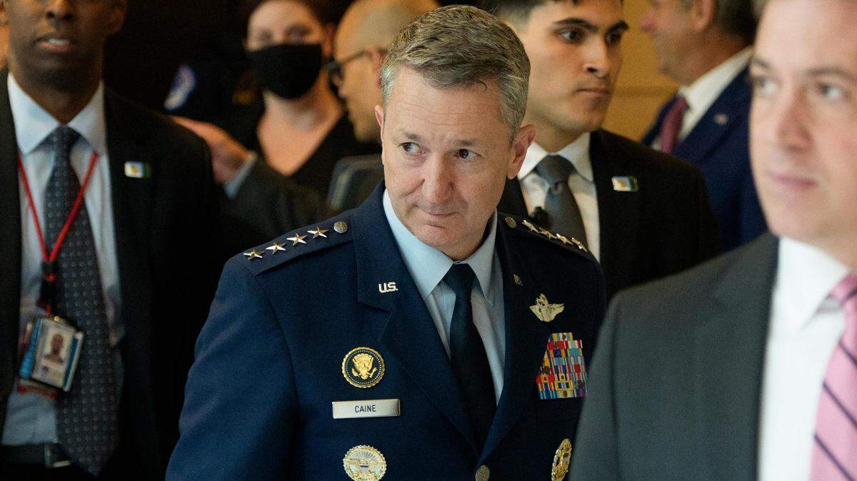 Dan Caine, jefe del Estado Mayor Conjunto, sale de una sesión informativa clasificada en el Centro de Información y Fortalecimiento de la Fuerza de Tarea Conjunta del Senado (SCIF) del Capitolio de los Estados Unidos en Washington, DC, el jueves 26 de junio de 2025.