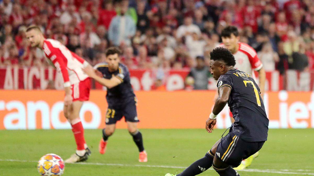 El delantero del Real Madrid Vinicius Jr.  cobra un penal contra el Bayern Munich en el partido de ida de la semifinal de la Liga de Campeones, celebrado el 30 de abril de 2024 en Munich, Alemania.