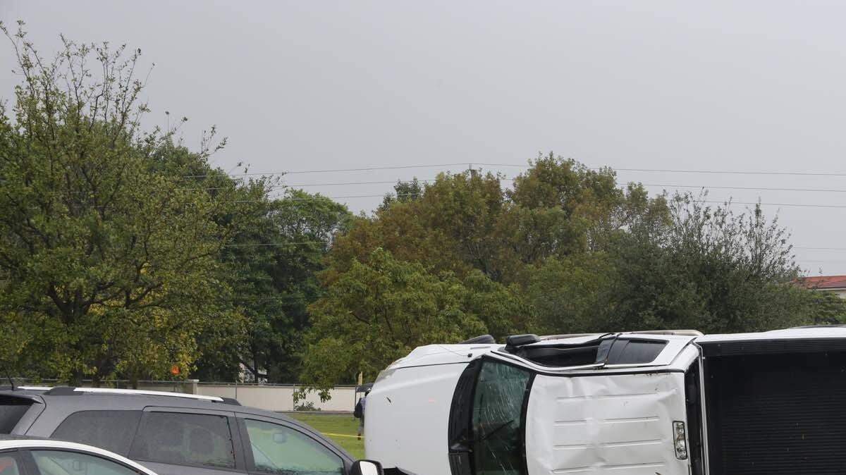 Un tornado aparentemente levantó varios autos en el campus del Broward College, Florida, el miércoles 27 de enero. 