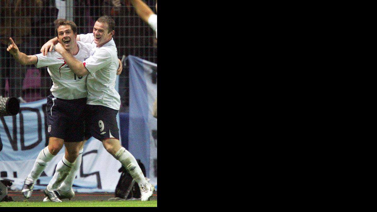 MICHAEL OWEN celebra con su ahora compañero en el 
Manchester United, Wayne Rooney, el gol del triunfo de 
Inglaterra ante Argentina, el 12 de noviembre del 2005.