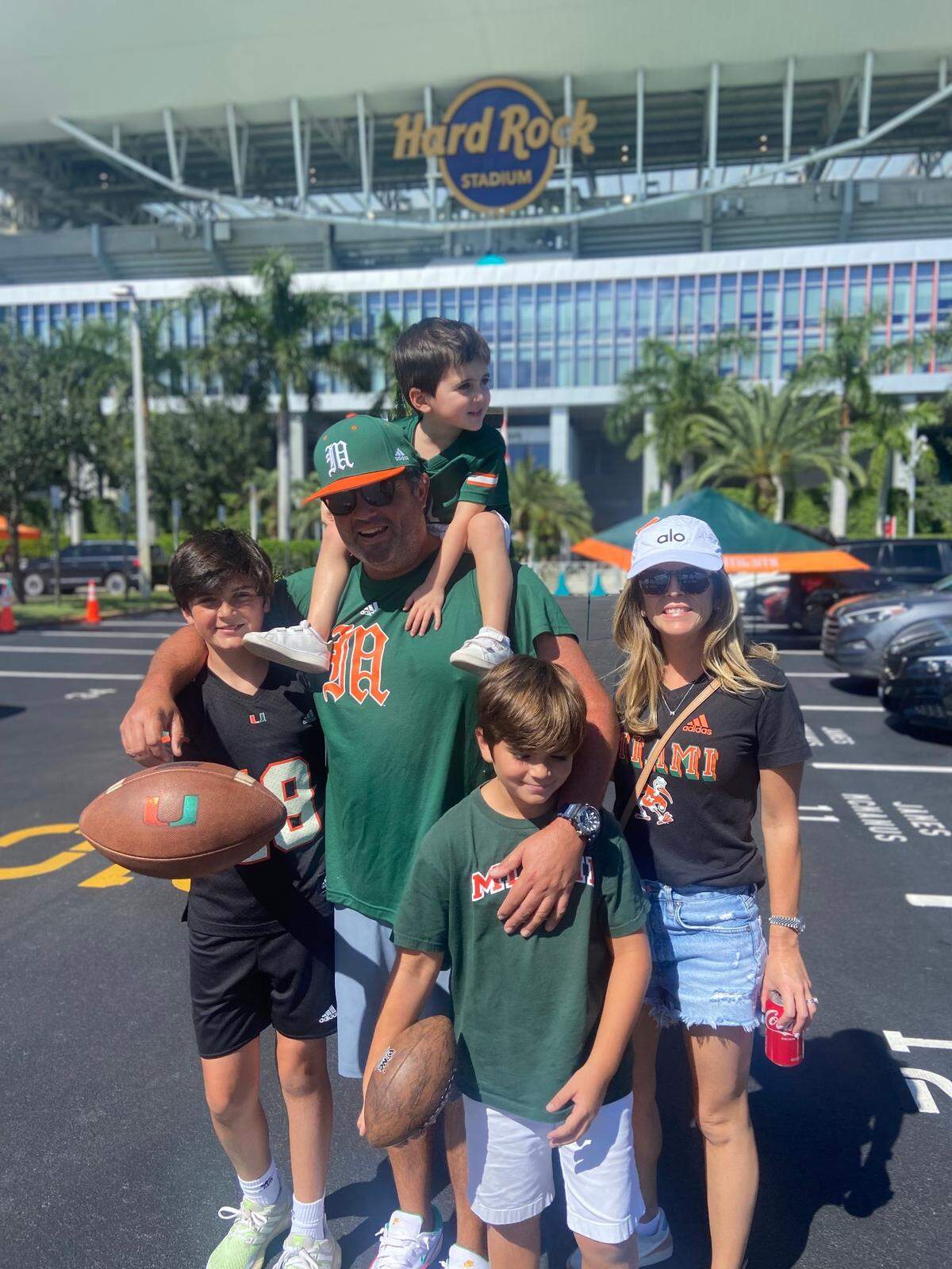 Maritere posa acompañada de su esposo e hijos frente al Hard Rock Stadium.