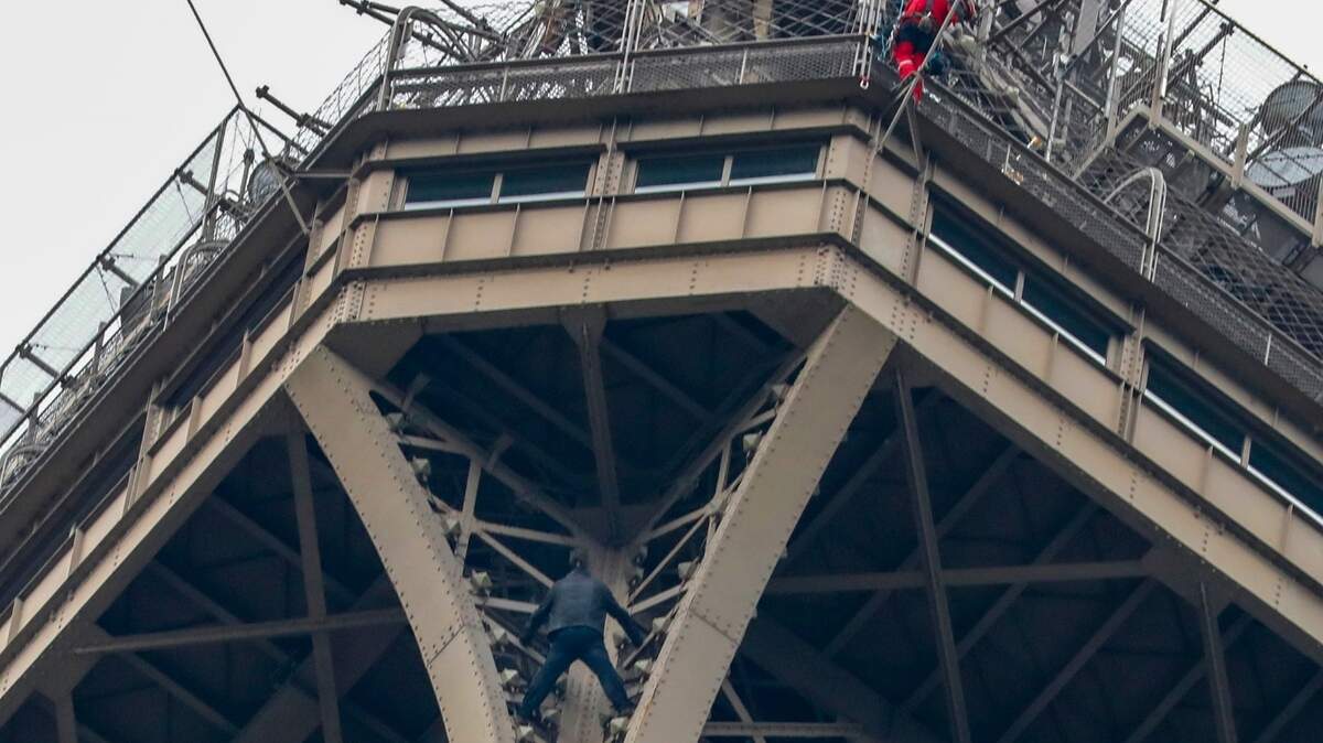 Un hombre escala la Torre Eiffel Tower, en Paris, el lunes 20 de mayo del 2019.