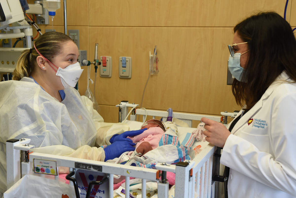 Hace dos años, Nicklaus Children’s Hospital lanzó The Baby Steps Program para brindar asistencia del hospital al hogar para bebés que recibieron servicios de UCIN en Nicklaus.