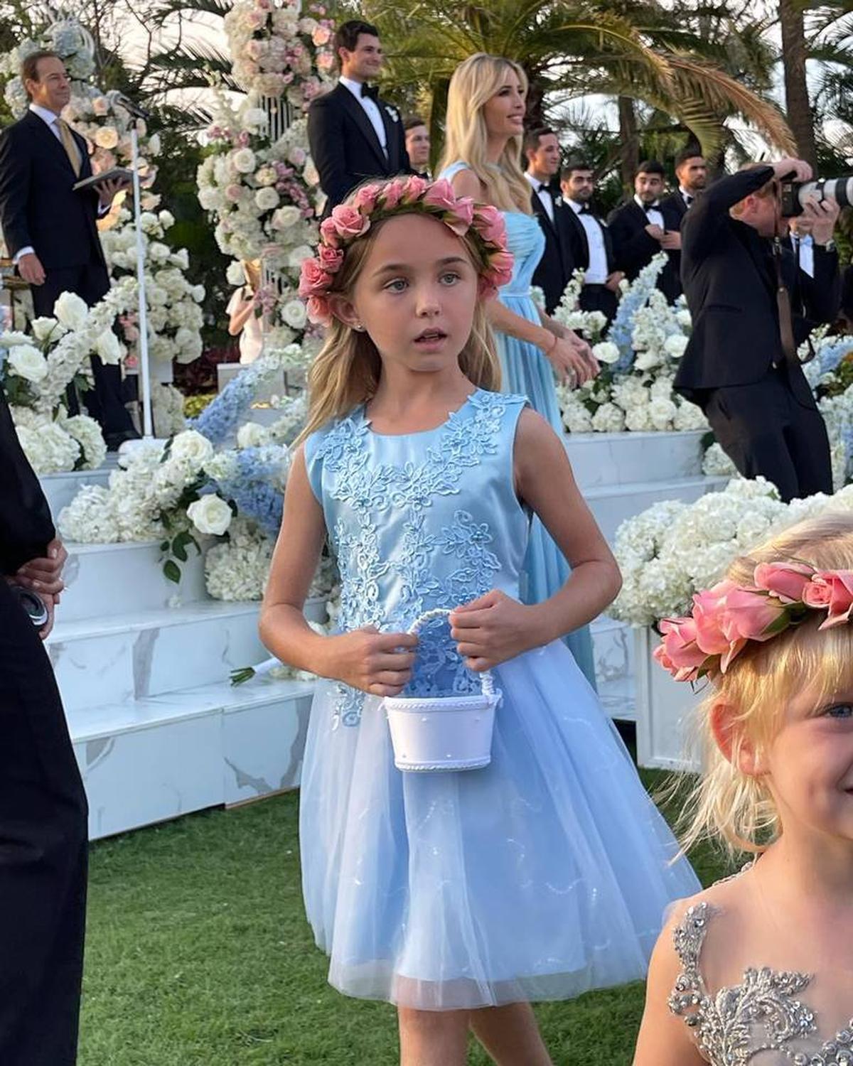 Niña de las flores. Las sobrinas de Tiffany usaron vestidos azules con coronas de flores rosas mientras caminaban por el pasillo. Cortesía de Donald Trump Jr./Instagram