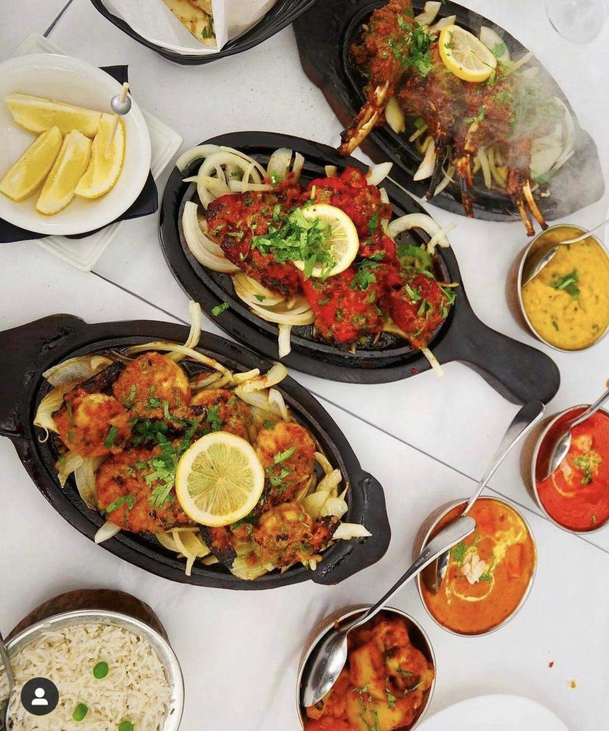 Chuletas de cordero tandoori, pollo tandoori y camarones tandoori.