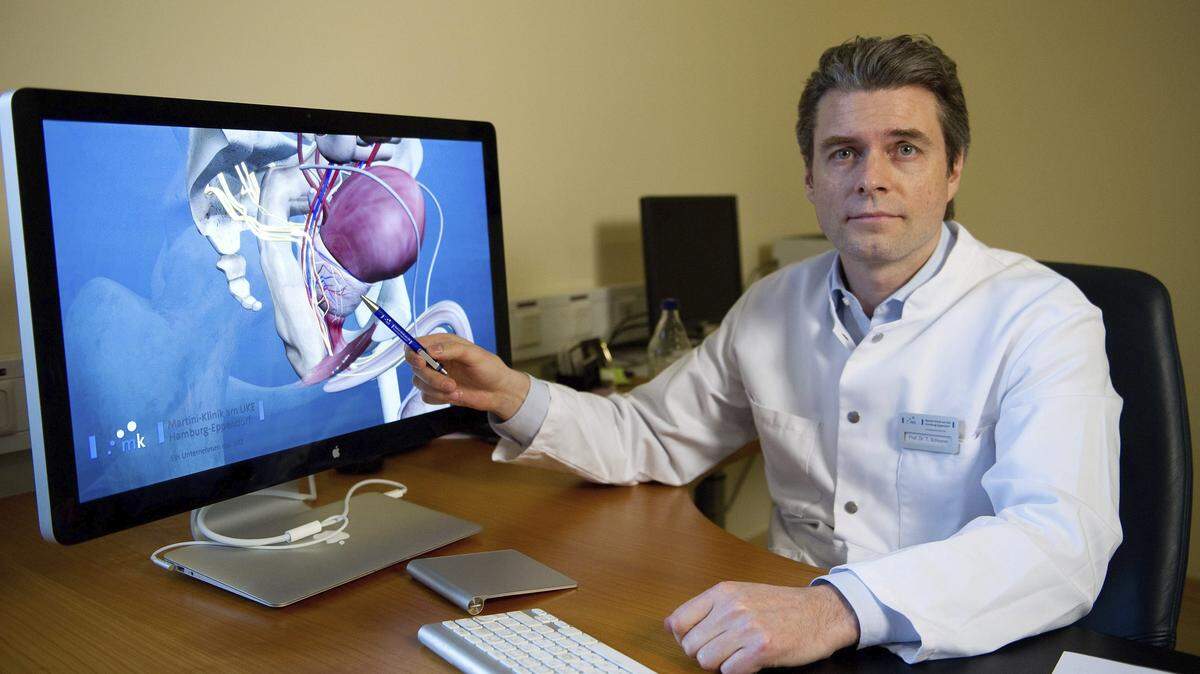El profesor Thorsten Schlomm observa una imagen en 3D de la próstata en el hospital universitario de Hamburgo-Eppendorf, Alemania.