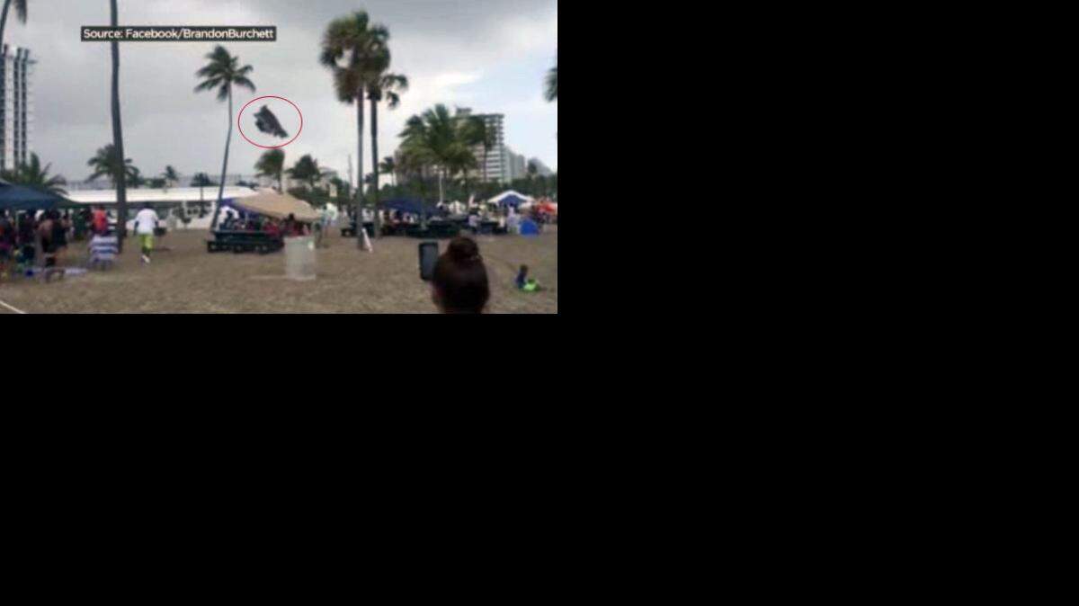 El momento en que la tromba marina levanta el castillo inflable en la playa de Fort Lauderdale. 