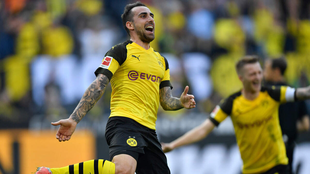 Paco Alcácer celebra un gol para el Borussia Dortmund ante el Augsburg, en un partido de la liga alemana, el 6 de octubre de 2018.