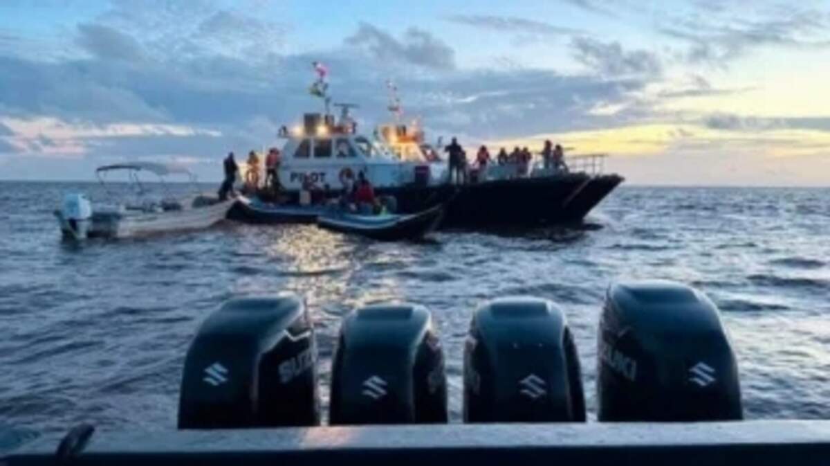 En la embarcación viajaban 116 pasajeros y 17 tripulantes, según confirmó a EFE el jefe del Estado Mayor de la Fuerza de Defensa de Guyana (GDF, por sus siglas en inglés), Omar Khan. Al menos 67 personas, entre ellas 15 niños, han sido rescatadas durante este domingo con vida, tras naufragar el sábado por la noche un ferry con 133 personas a bordo.