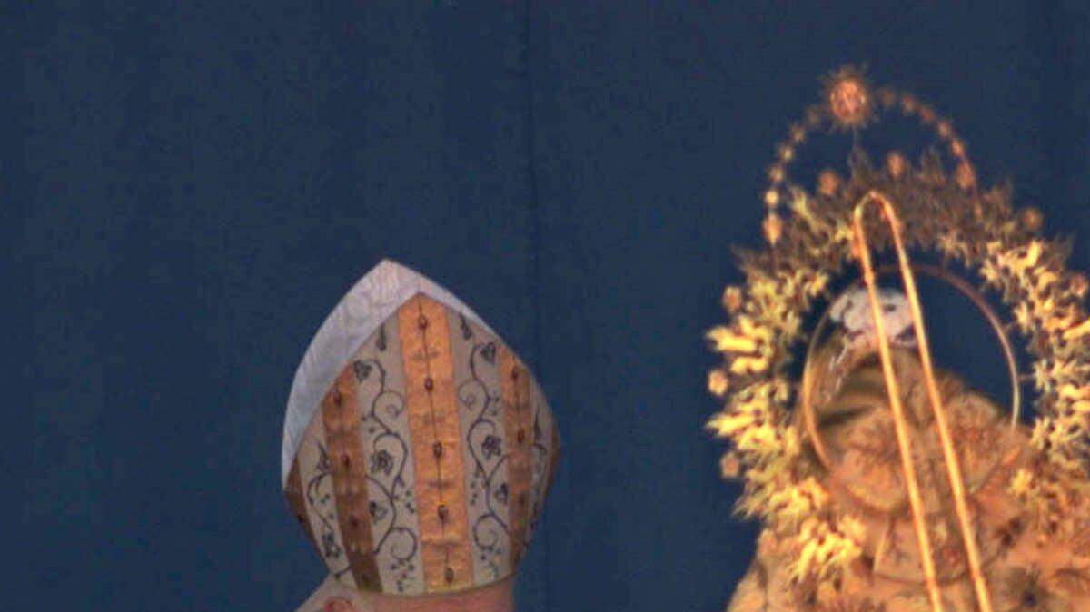 El papa Juan Pablo II bendice a la Virgen de la Caridad del Cobre, la patrona de Cuba, durante una misa en Santiago de Cuba, el 23 de enero de 1998. 