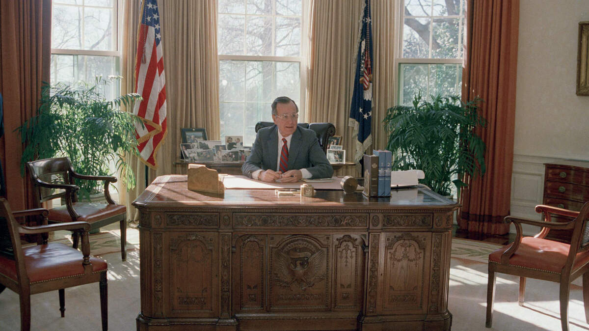 El presidente George H.W. Bush en su despacho en la Casa Blanca, en una imagen de 1989.
