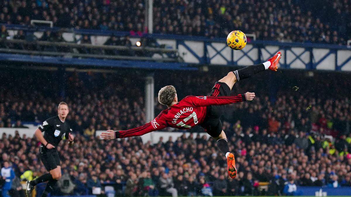 Alejandro Garnacho firmó el domingo un descomunal gol de chilena para el Manchester United en la Liga Premier. De espaldas al arco, el extremo argentino empalmó un centro desde la línea de fondo de Diogo Dalot y batió al portero de Everton Jordan Pickford al poner el balón en el ángulo superior en el Goodison Park.