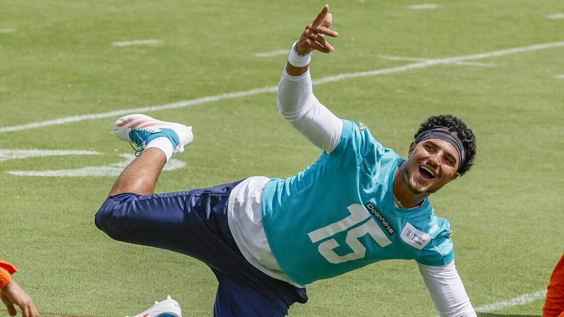 Un epidemia de lesionados golpea a los Dolphins, pero McDaniel confía que estarán listos a la hora de la verdad