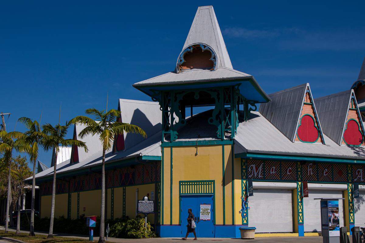 Un peatón pasea por el mercado cerrado del Caribbean Marketplace en La Pequeña Haiti debido a COVID-19 el miércoles 1 de abril de 2020..