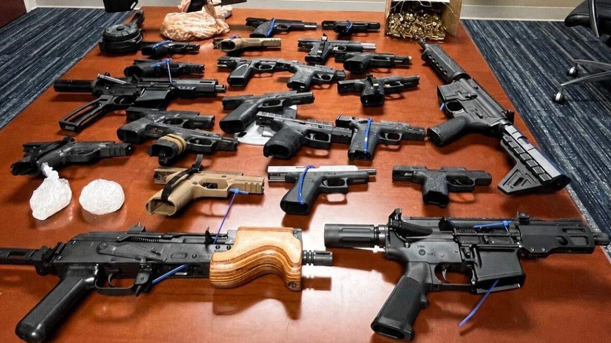 Una operación contra presuntos miembros del TdA resultó en la incautación de más de 80 armas de fuego y aproximadamente 18 kilogramos de drogas, incluyendo fentanilo, cocaína, metanfetamina, éxtasis, ketamina, MDMA y “Tusi”.