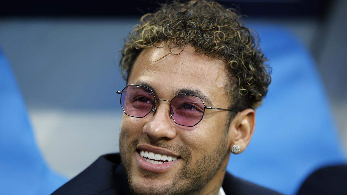 Neymar observa el partido entre el Paris Saint Germain y  Les Herbiers en la final de la Copa de Francia, el 8 de mayo de 2018.