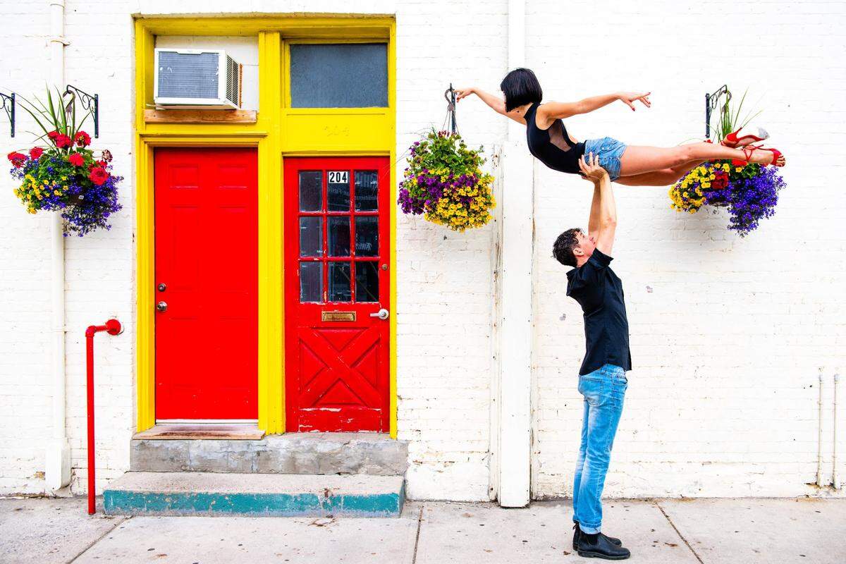 Los bailarines canadienses Erin Scott-Kafadar y Alexander Richardson se encuentran radicados en Buenos Aires (Argentina), donde fundaron PointeTango Dance Company, un interesante proyecto de danza fusión.