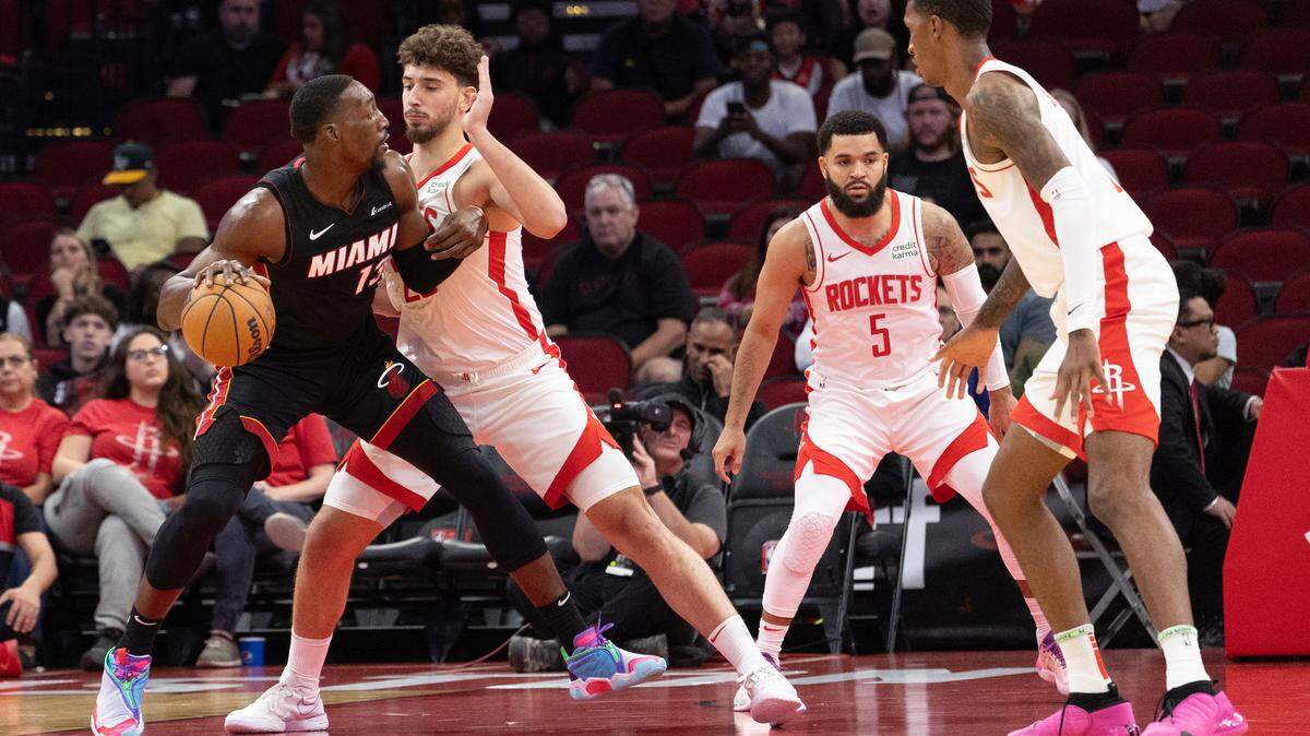 El centro del Heat, Bam Adebayo (13) es marcado por el centro de los Rockets, Alperen Sengun (28), en el primer cuarto en el Toyota Center el 20 de octubre de 2023; Houston, Texas.