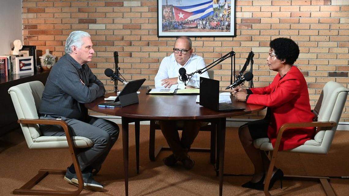 El gobernante cubano Miguel Díaz-Canel durante grabación del programa donde culpan a los cubanos de que los bancos del país carezcan de dinero en efectivo.