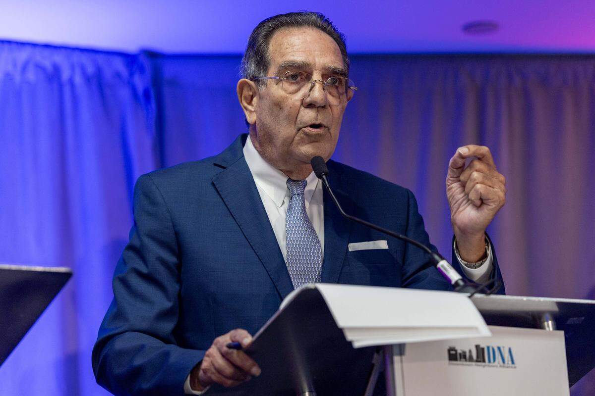 El ex alcalde Xavier Suárez habla durante un debate de la alcaldía de la ciudad de Miami organizado por la Downtown Neighbors Alliance en el Hyatt Regency Miami el martes 30 de septiembre de 2025.