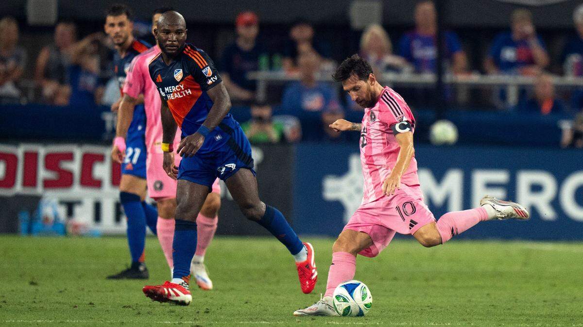 El delantero del Inter de Miami Lionel Messi (10) pasa el balón en la segunda mitad del partido entre el FC Cincinnati y el Inter de Miami en Cincinnati el miércoles 16 de julio de 2025.